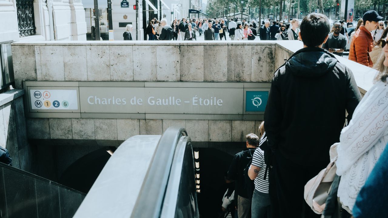 Paris : évacuation d'un campement sous la ligne 2 du métro, 140 personnes abritées