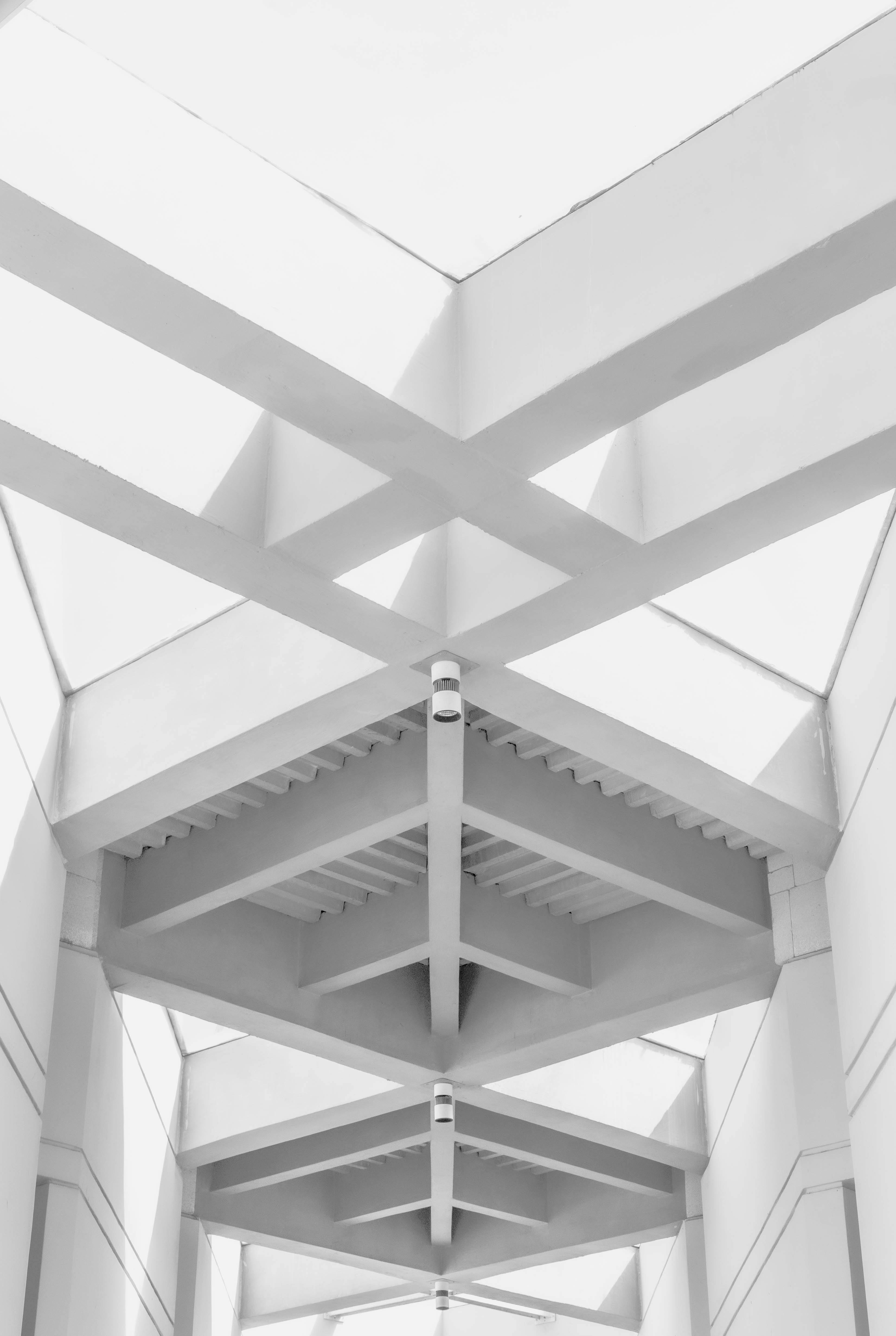 Gratis Minimalistisk monokrom loftsarkitektur med geometriske mønstre. Lagerfoto