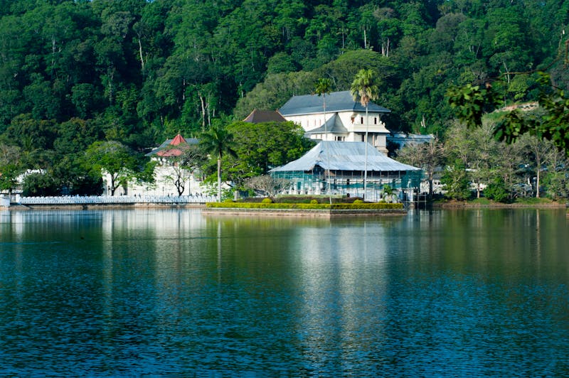 Vue apaisante du lac de Kandy et du Temple de la Dent Sacrée