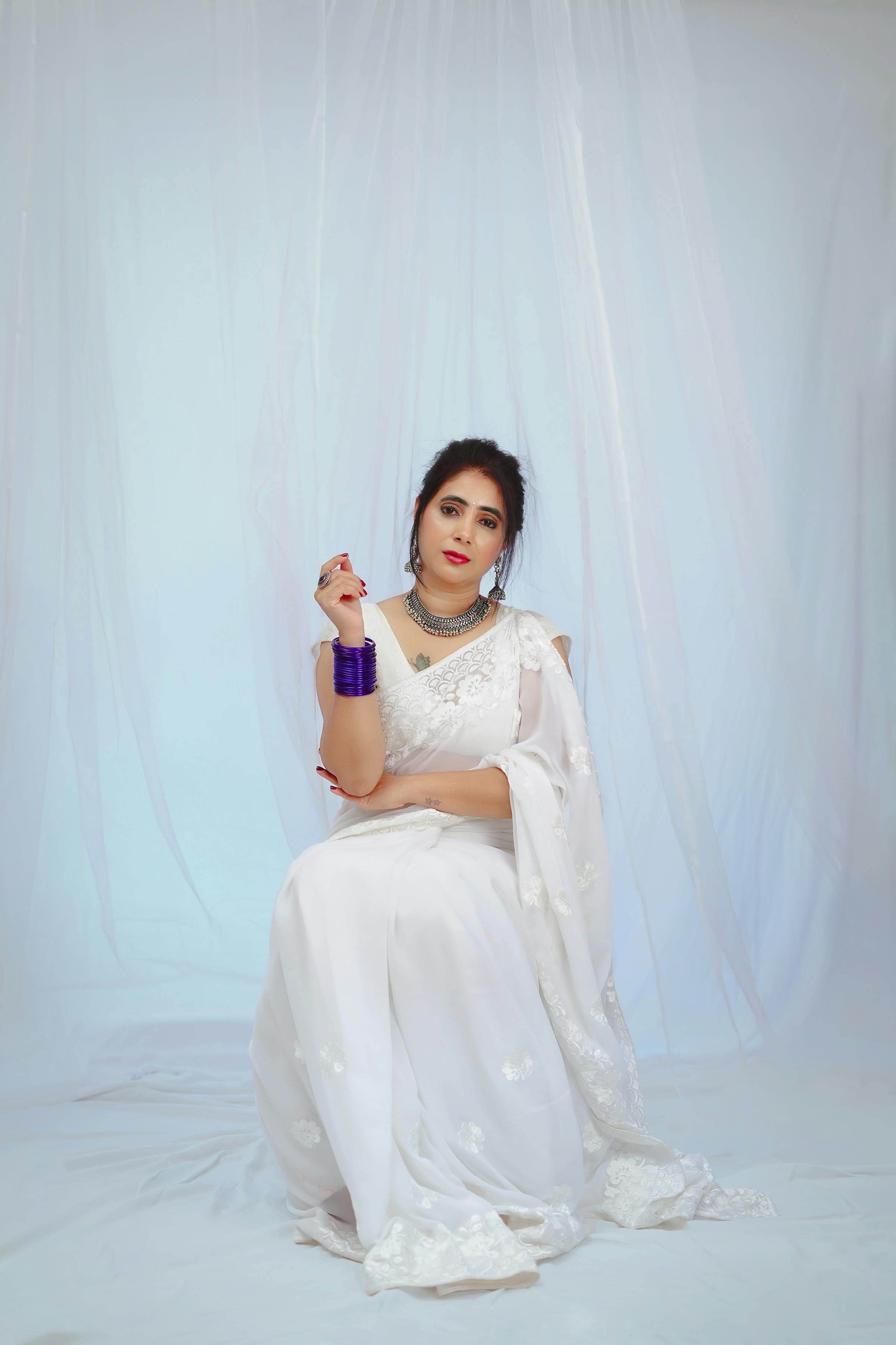 Gratis Impresionante mujer india con un sari blanco, que muestra elegancia tradicional con un toque moderno. Foto de stock