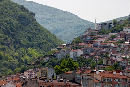 Free Vibrant cityscape of Bursa, Türkiye showcasing colorful hillside homes and lush green mountains. Stock Photo