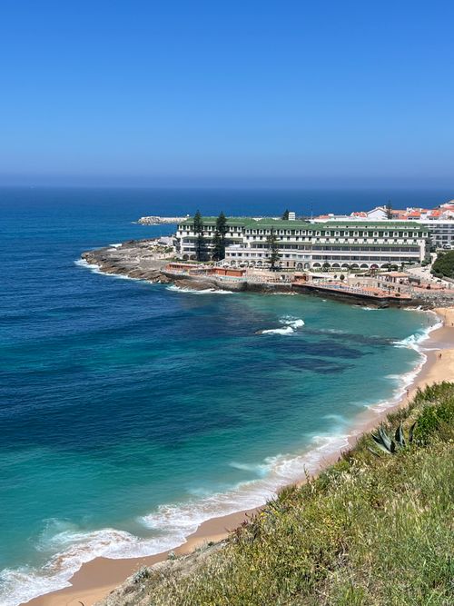 Free Beautiful coastal resort by the ocean with stunning beach view and turquoise waters. Stock Photo