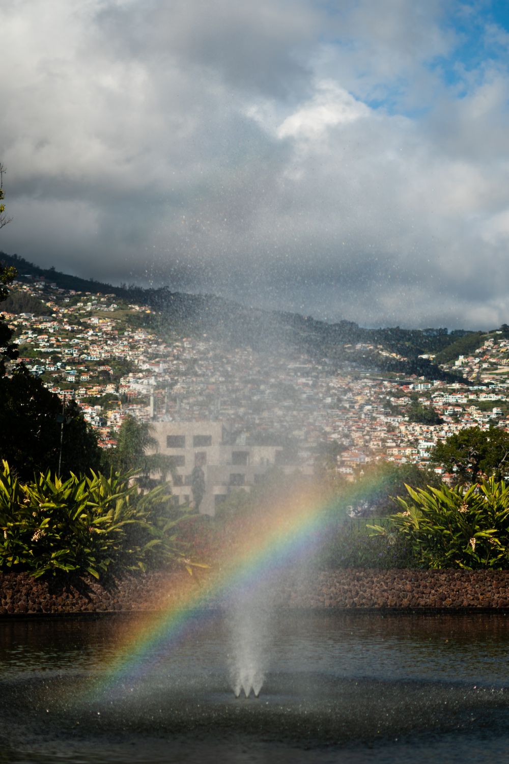 Curcubeu deasupra unei fântâni din Funchal, Madeira