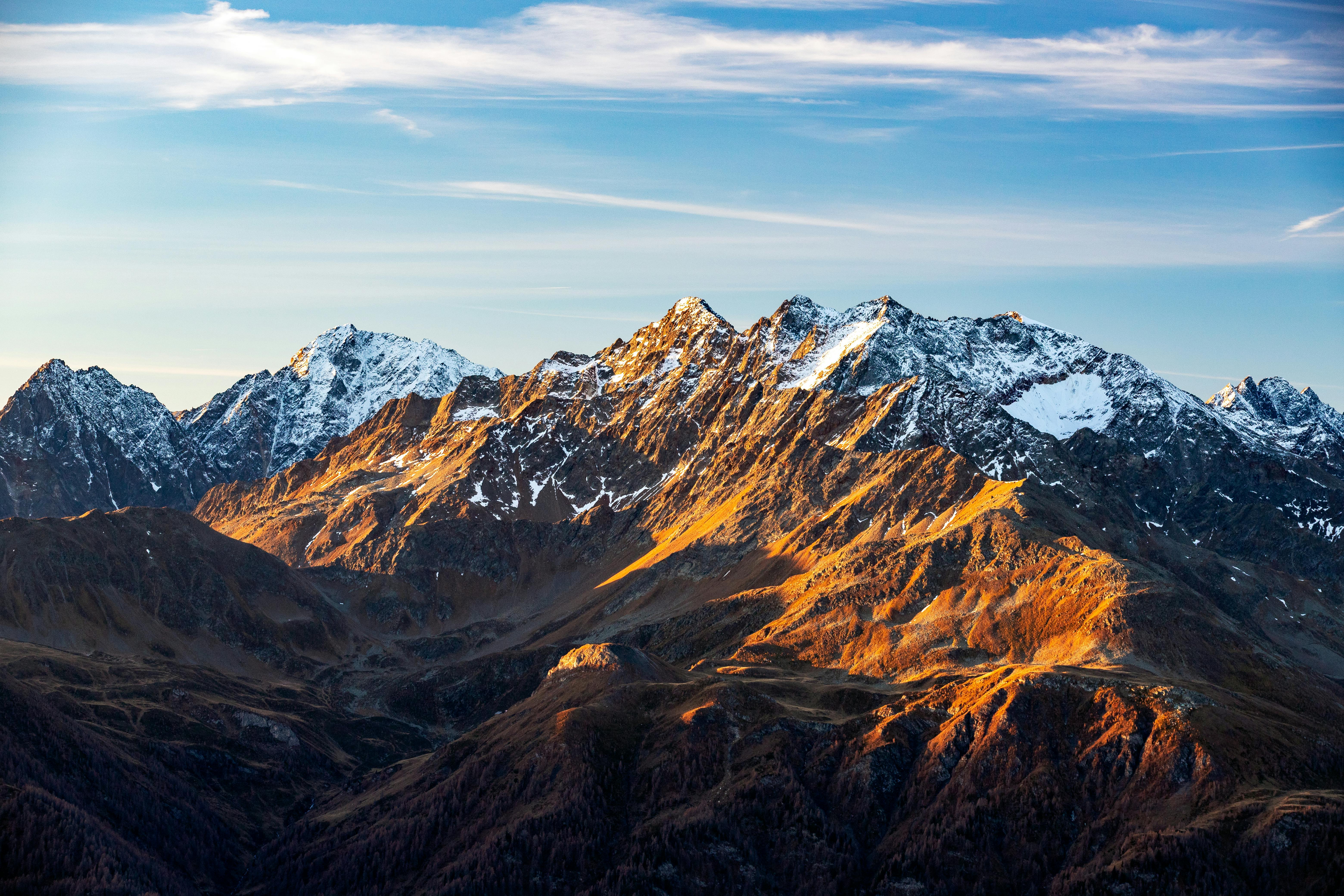 Lock in these travel deals before peak vacation season price surges — Photo by Alan Kabeš on Pexels