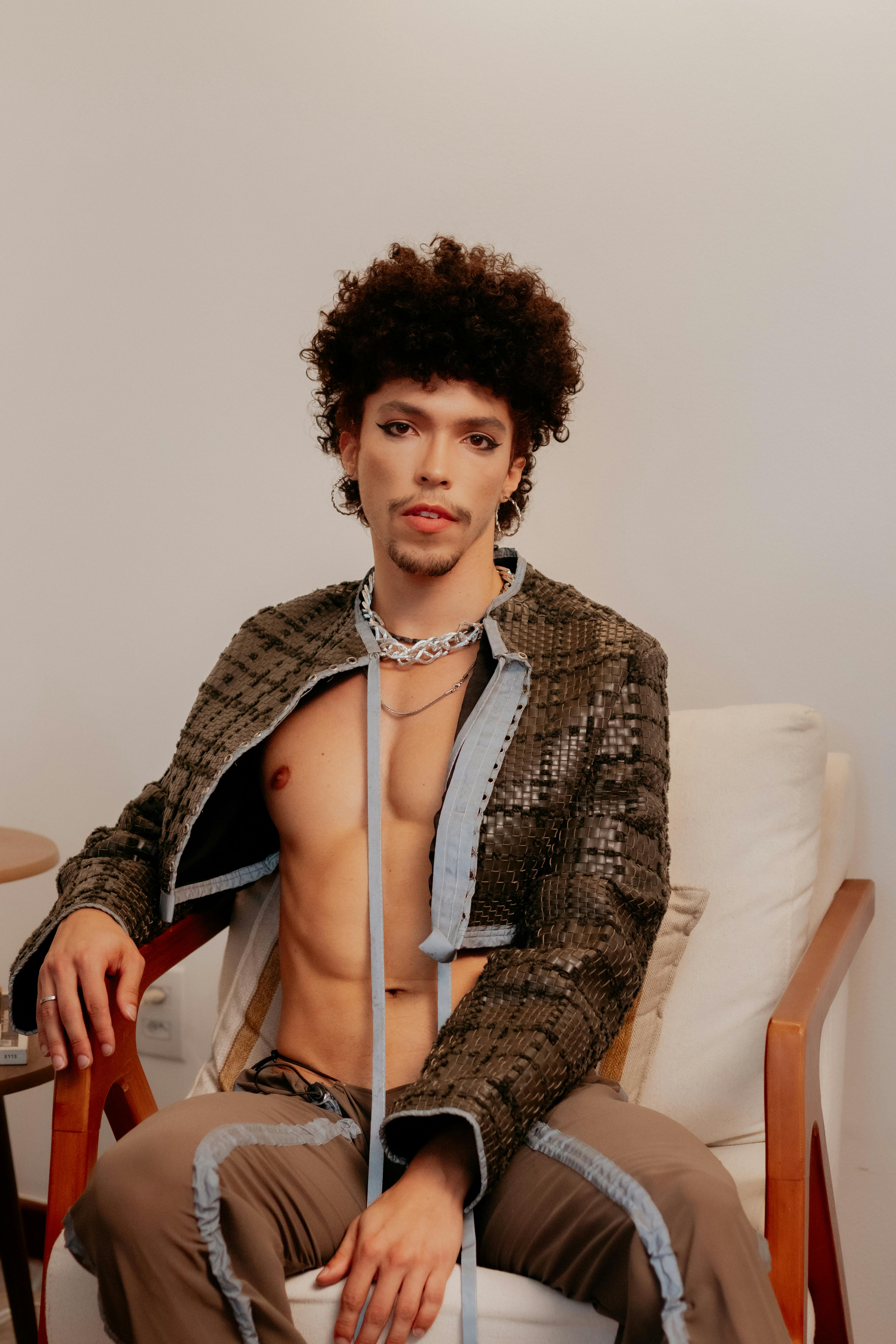 免費 身穿亮片夾克的時尚男士在聖保羅的一個工作室裡自信地擺姿勢。非常適合時尚和生活方式的概念。 圖庫相片