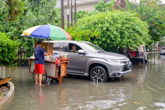 Image shows flood affected areas in Kerala and Mumbai due to heavy monsoon rains.  Death toll rises, rescue efforts underway.