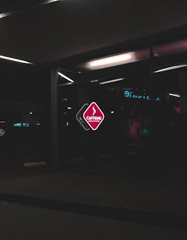 塔林照明咖啡馆的入口采用了现代建筑和标牌设计