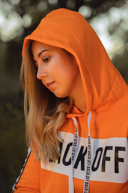 Foto Van Persoon Die Oranje Hoodie Draagt