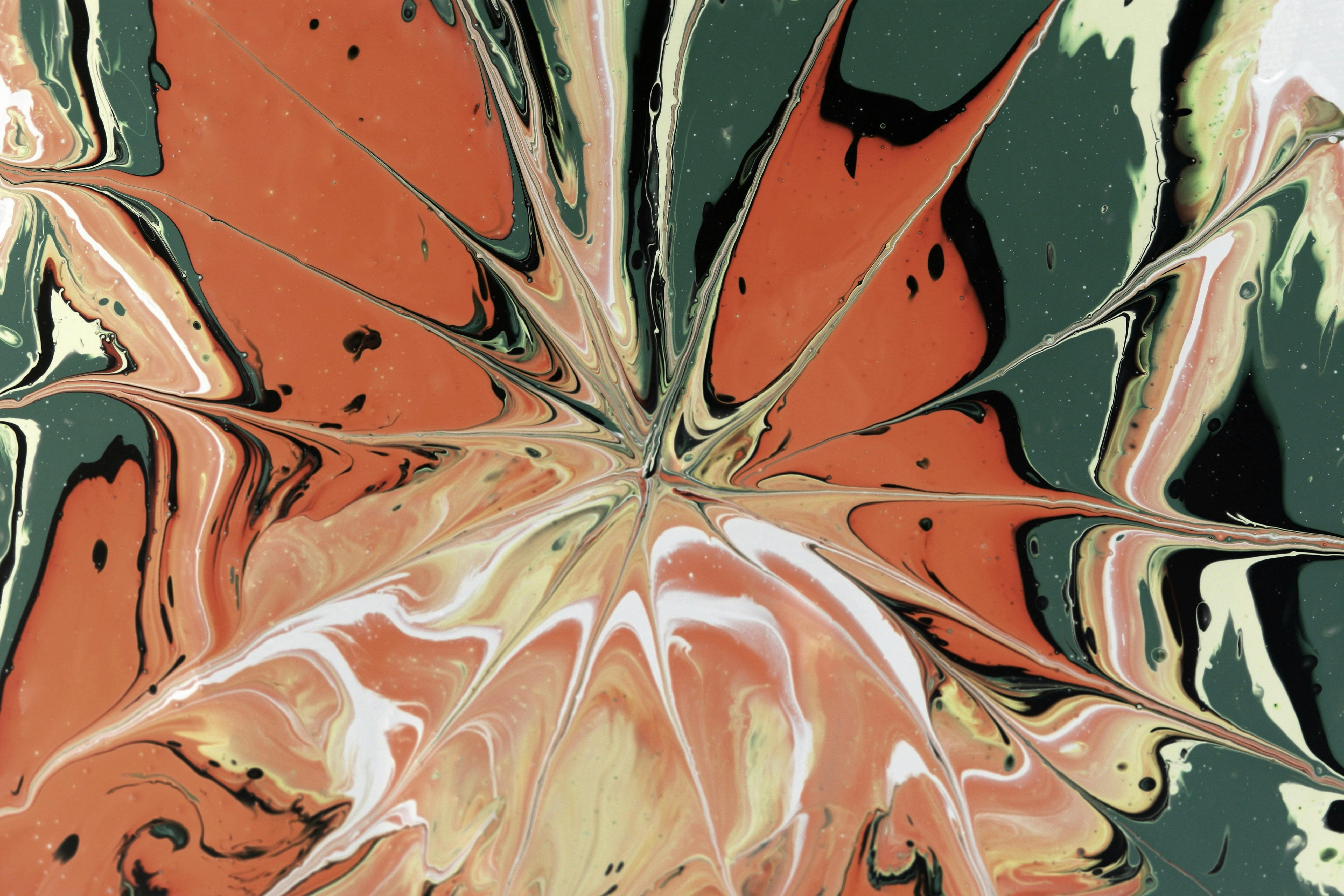 gratis Levendig, vloeiend kunstcanvas met wervelende aardetinten en dynamische patronen, perfect voor een modern interieur. Stockfoto