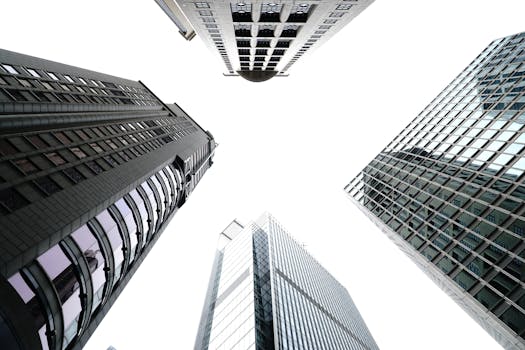 低角度拍摄的摩天大楼在明亮的天空下，展现了现代建筑的魅力