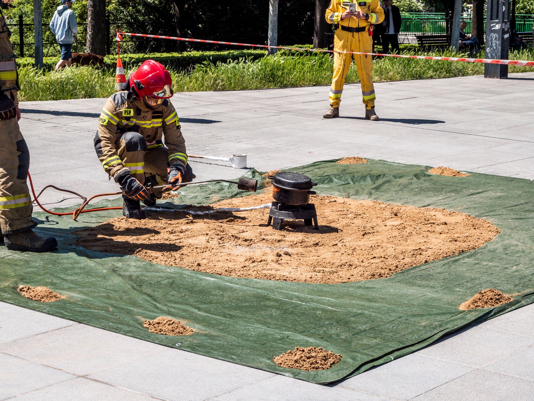 Brandweerkazerne leeg tijdens brand bij buren wegens oefening