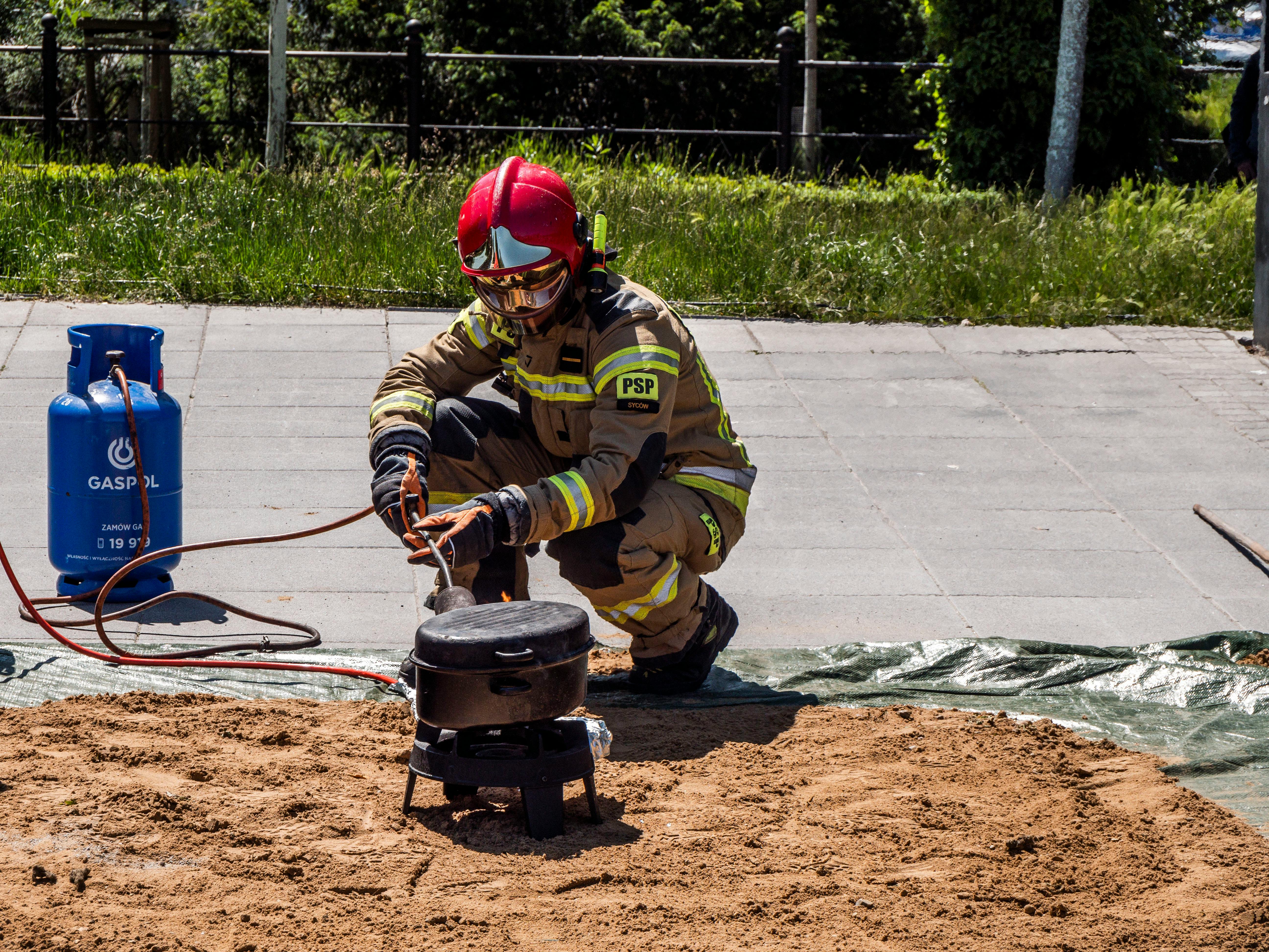 Funkenschutzmatte und Löschdecke neben einer kompakten Feuerstelle für sicheren Betrieb im Außenbereich