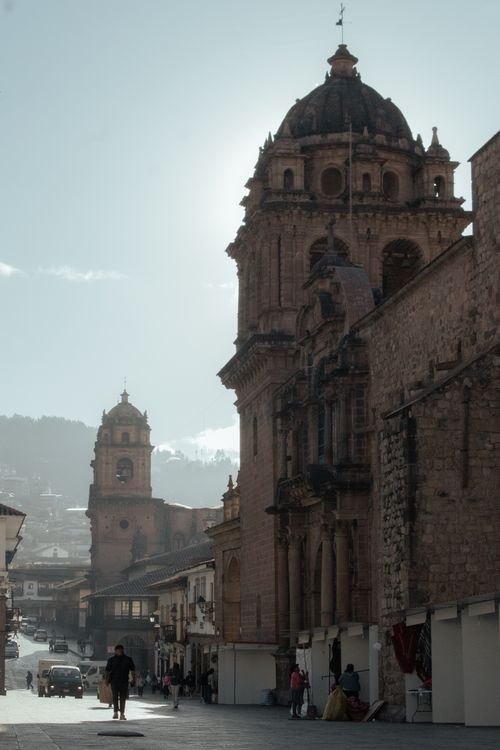 Free Capture of ancient stone architecture in Cusco, Peru, showcasing vibrant city life. Stock Photo