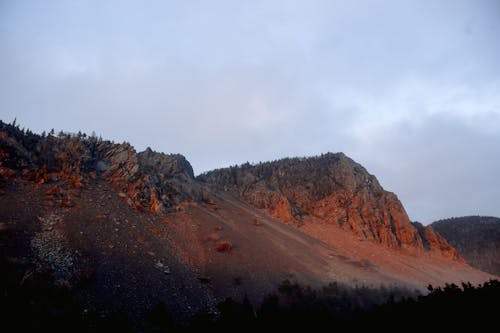 Foto Von Rocky Mountain Unter Bewölktem Himmel
