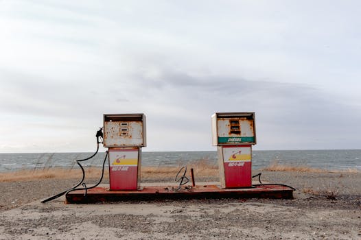 海岸附近，有一个孤立的、饱经风霜的加油站，燃油泵已经生锈