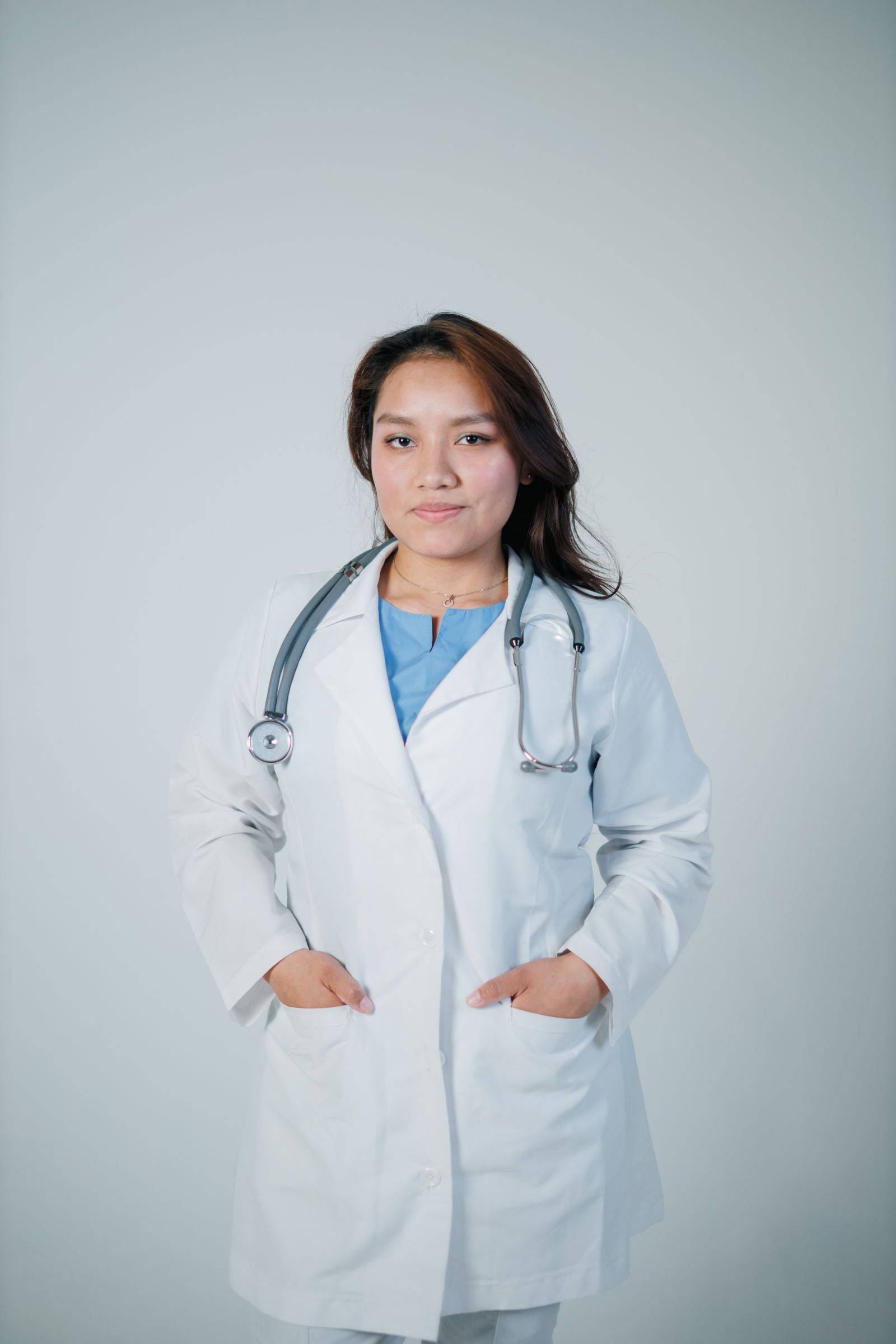 Médica especialista en urología con bata blanca