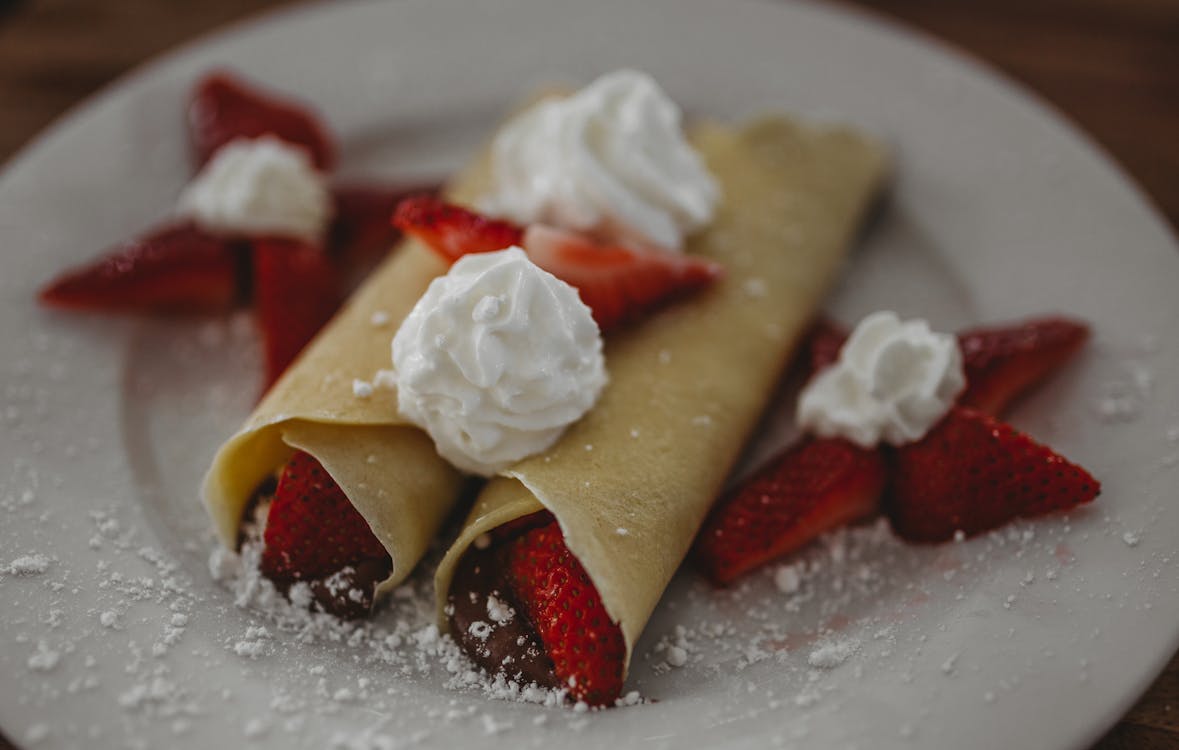 Crepas con fresas y crema batida