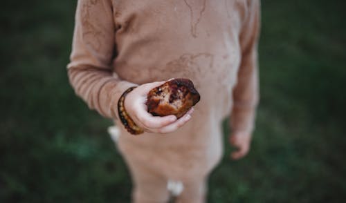 Messa A Fuoco Selettiva Foto Di Bambino Che Tiene Muffin