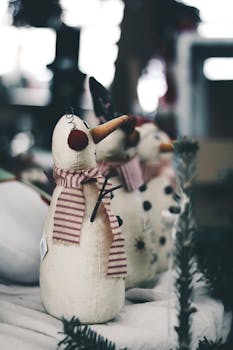 这款戴着围巾和帽子的迷人雪人雕像，非常适合作为舒适的冬季装饰