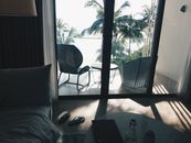 在菲律宾马来度假胜地的阳台上，享受一个宁静的下午，欣赏海滩景色