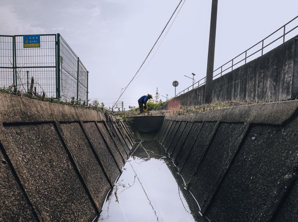 Technicien intervenant sur un collecteur d'assainissement en béton