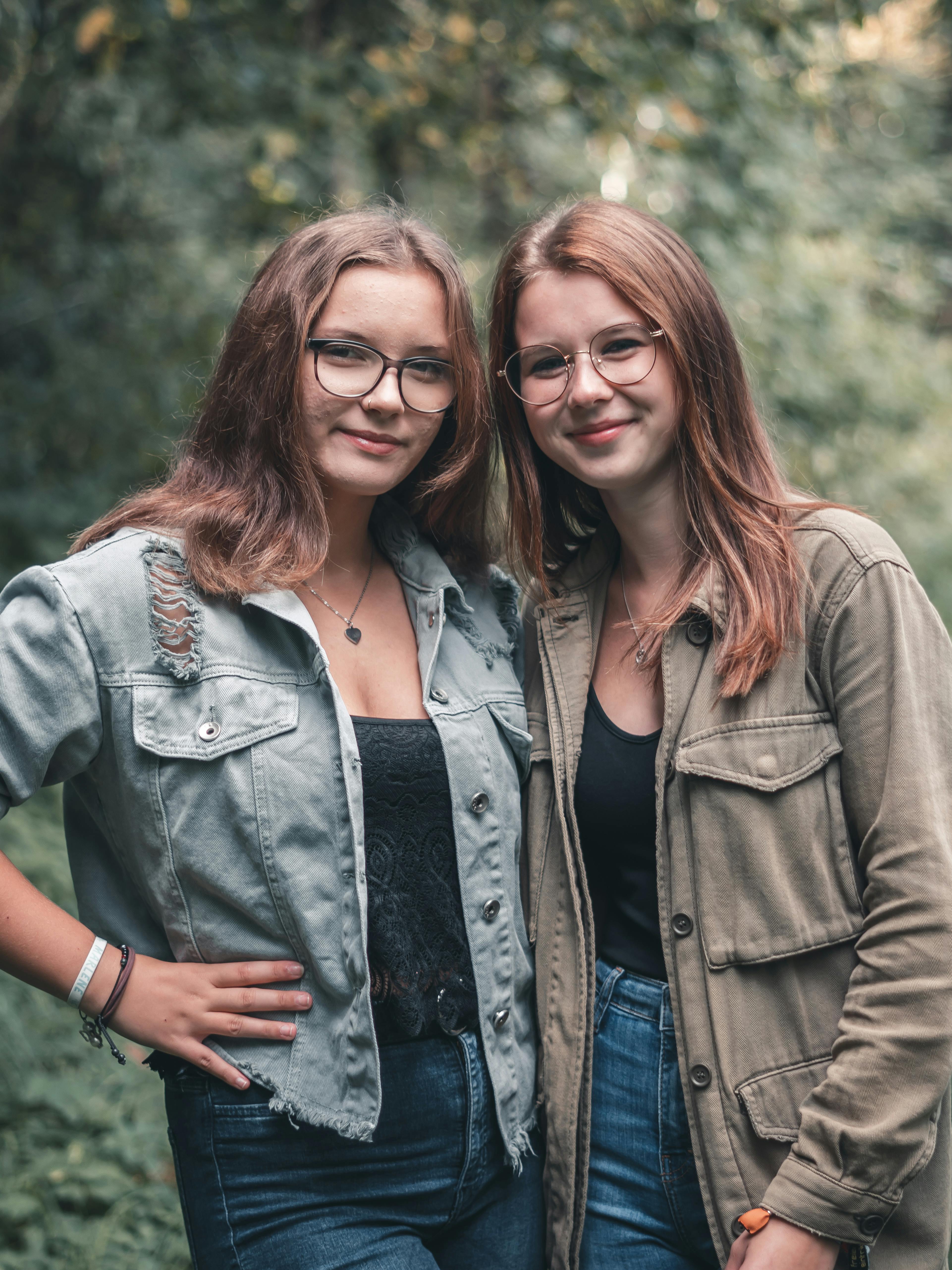 两个女人微笑着站在户外，散发着温暖和友谊