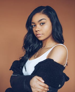 一位时尚的年轻黑人女性自信地穿着时尚服装