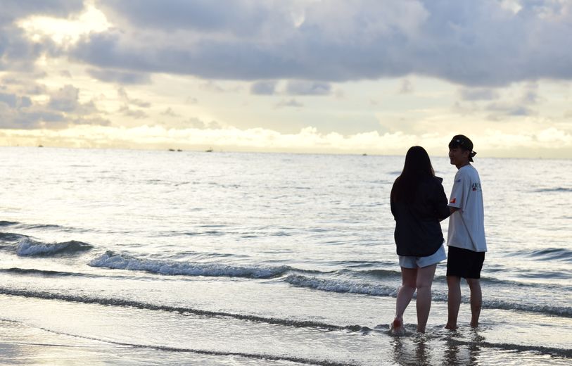 Online dating: starting a conversation on a niche platform