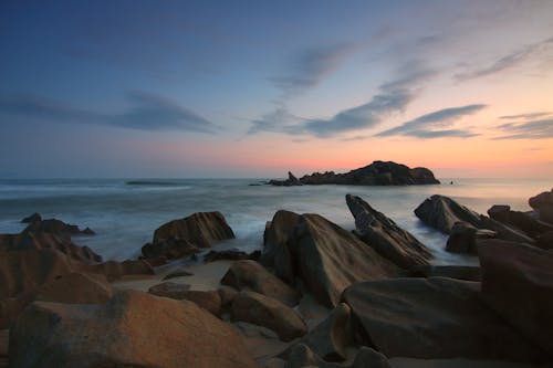 免费 日落海滩上的岩石 素材图片