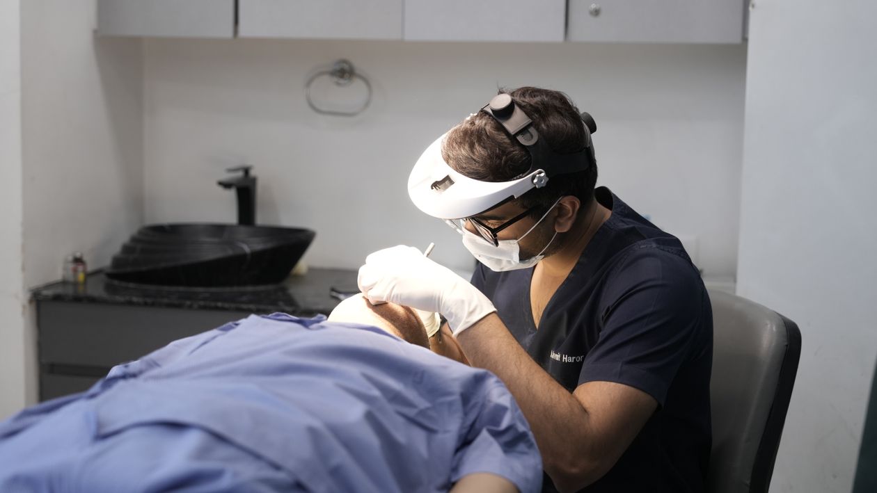 Free A dermatologist performing a procedure in a clinical setting in Delhi, India. Stock Photo