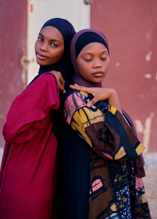 Free Elegant outdoor portrait of two women in vibrant hijabs, showcasing fashion and cultural expression. Stock Photo