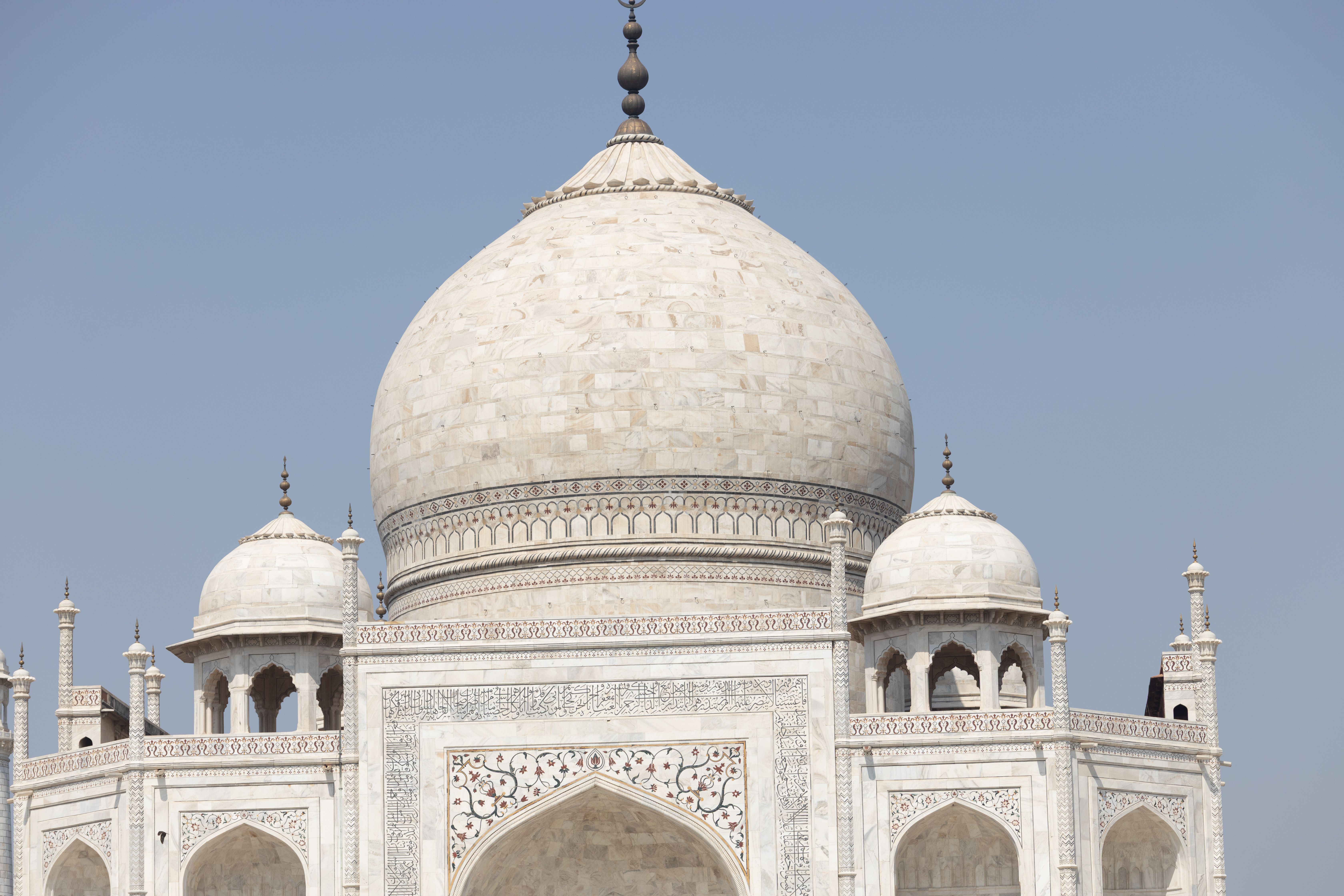 Viajera usando una eSIM para India frente al Taj Mahal