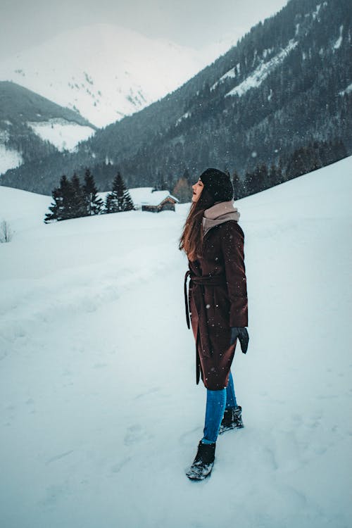 站在雪上的女人的照片