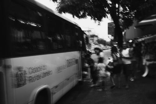 バスに乗る人のモノクロ写真