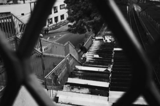 城市景观以铁轨旁的楼梯为特色，呈现出模糊的景致