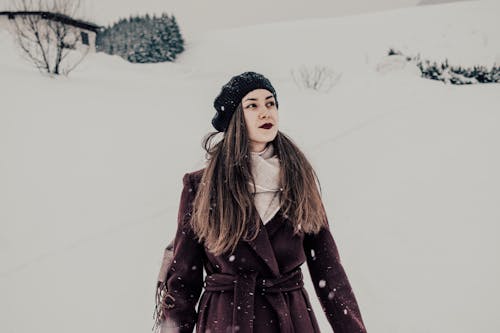 雪の上に立っている女性の写真