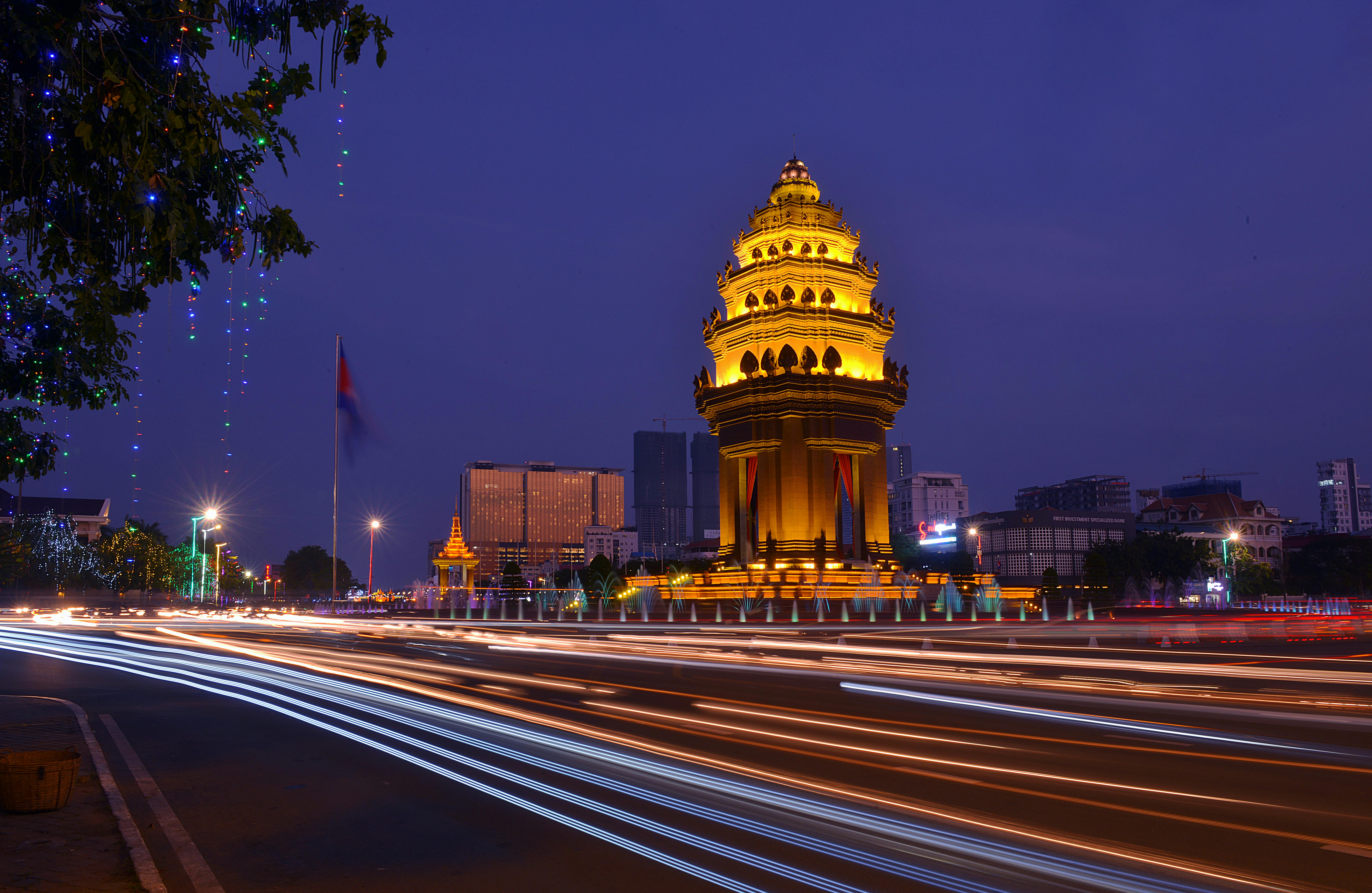 Tượng đài Độc lập - Biểu tượng đầy tự hào của người dân thủ đô Phnom Penh -  iVIVU.com