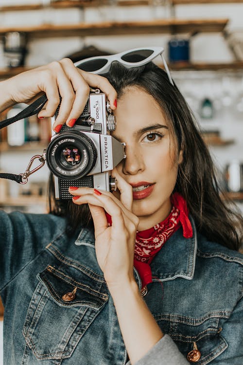 Femme Tenant Et à L'aide D'un Appareil Photo