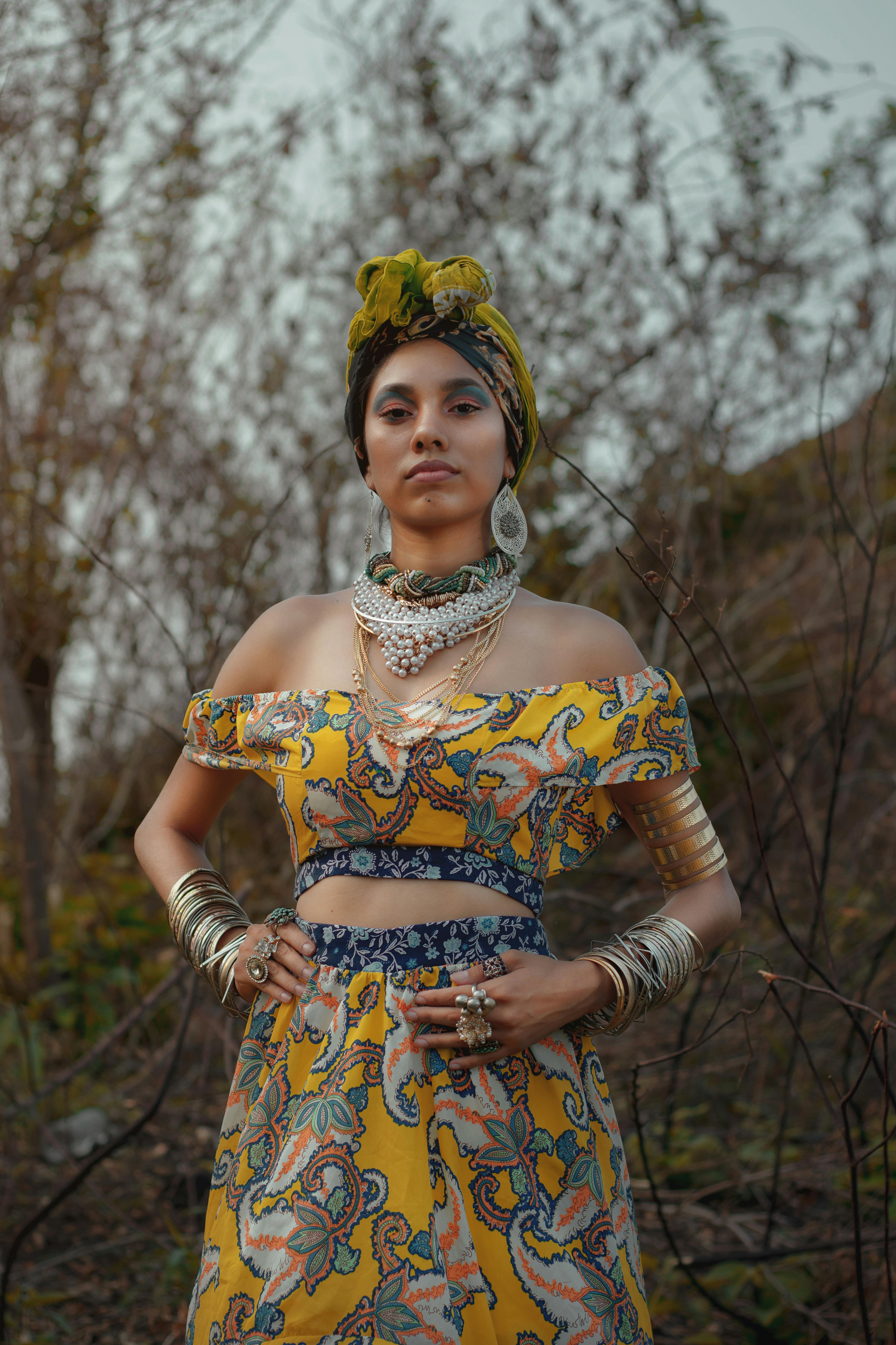 一位自信的女性身着色彩缤纷的服装，在户外优雅地摆出姿势，展现时尚与风格