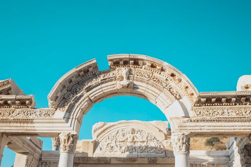 Free Detailed view of the ancient Roman ruins in Ephesus, İzmir, Türkiye, against a clear blue sky. Stock Photo