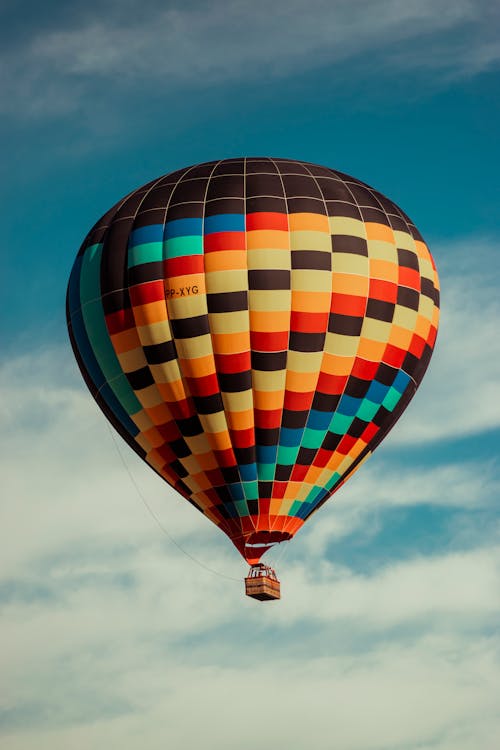 Kostenlos Schwarzer Und Mehrfarbiger Heißluftballon Stock-Foto