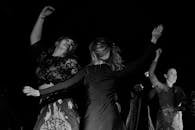 黑白照片中，一位女性热情地跳舞