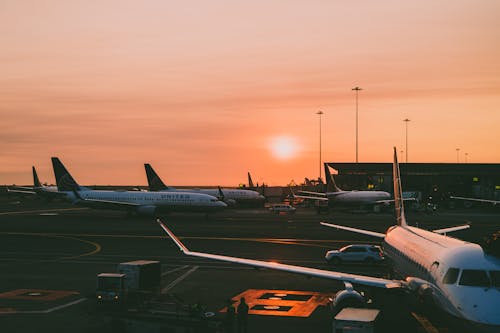 Foto De Aviões Durante O Amanhecer