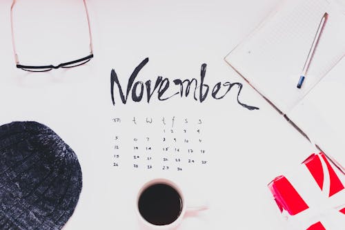 Kostenlos Draufsicht Auf Eine Tasse Kaffee Und Verschiedene Andere Artikel N Oberseite Des November Monats Kalenders Stock-Foto