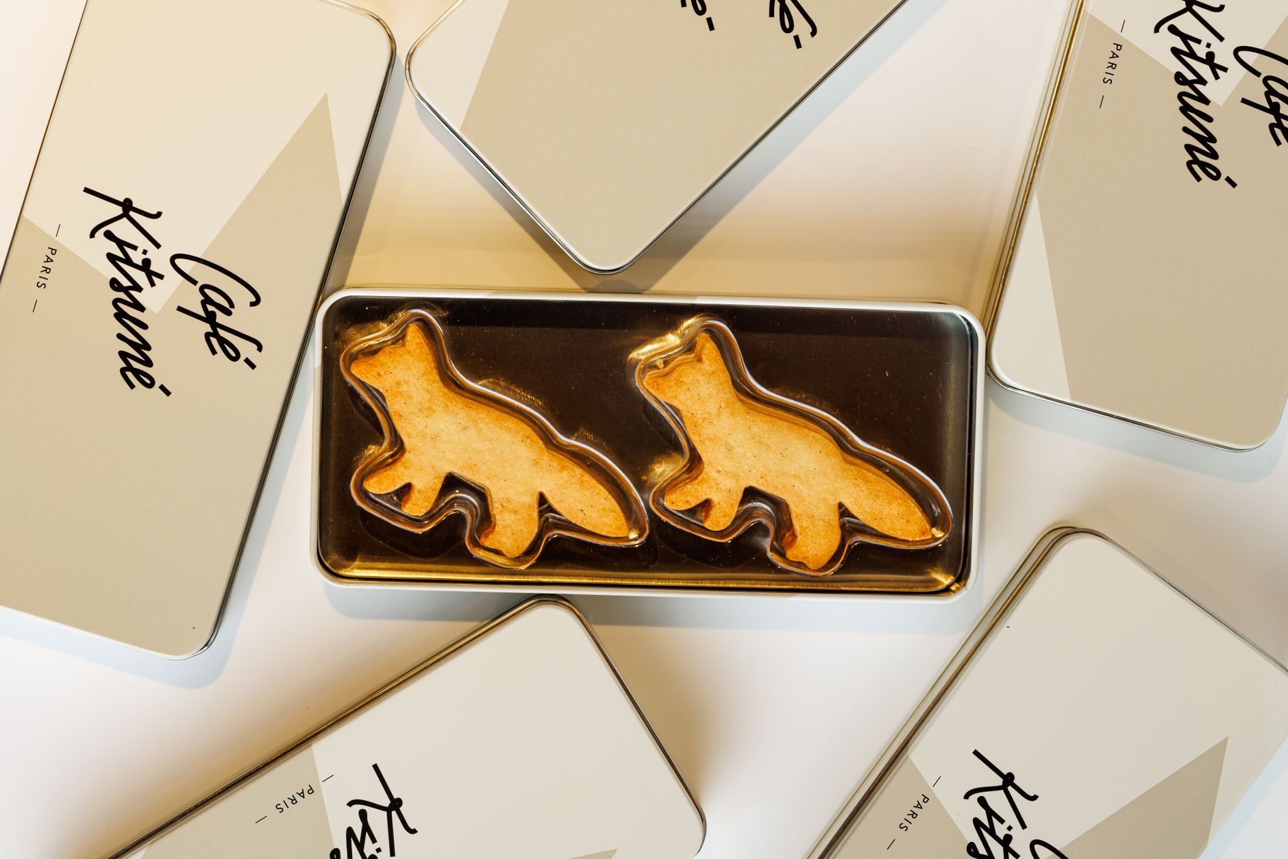 猫の缶に入った焼き菓子のプチギフト