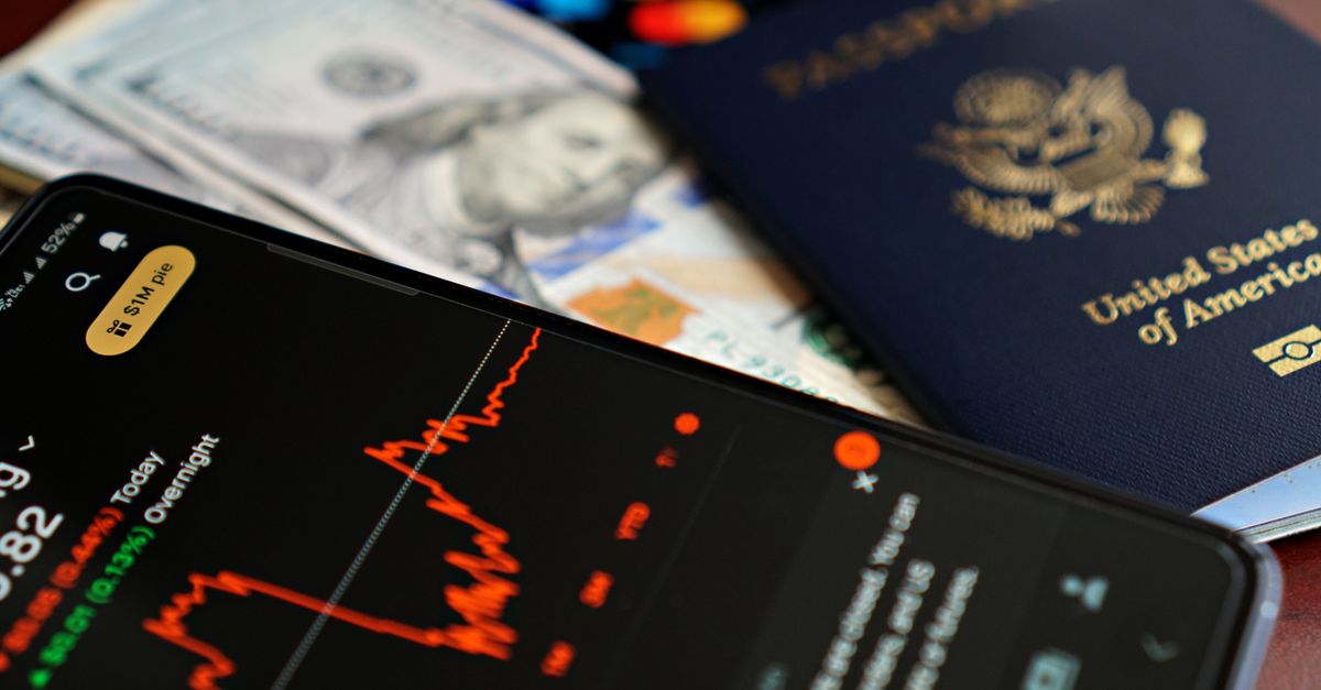 Telefon, banknoty i paszport — konto walutowe Revolut w podróży