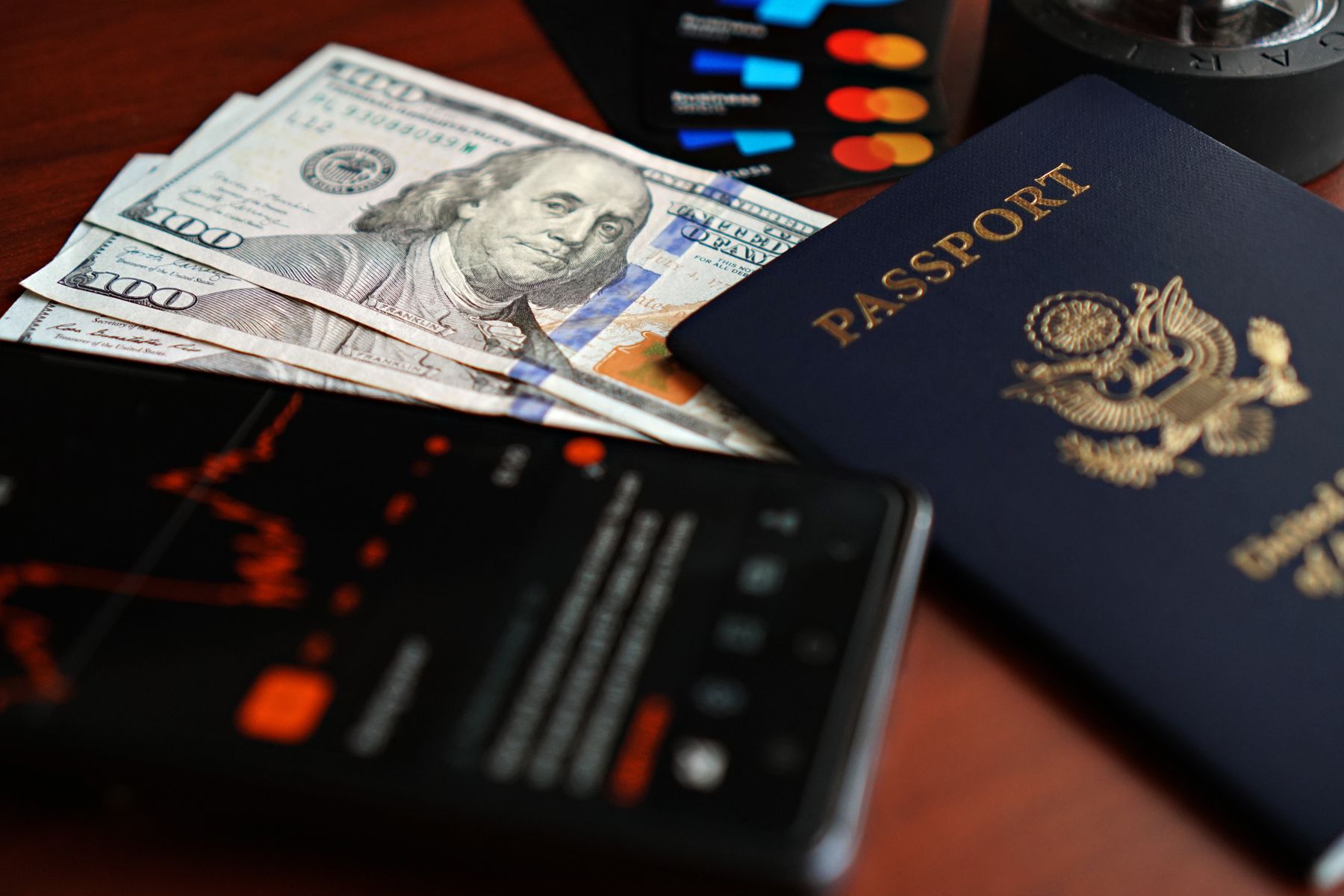 旅券と現金とカードを並べて旅行予算を組み立てるテーブル