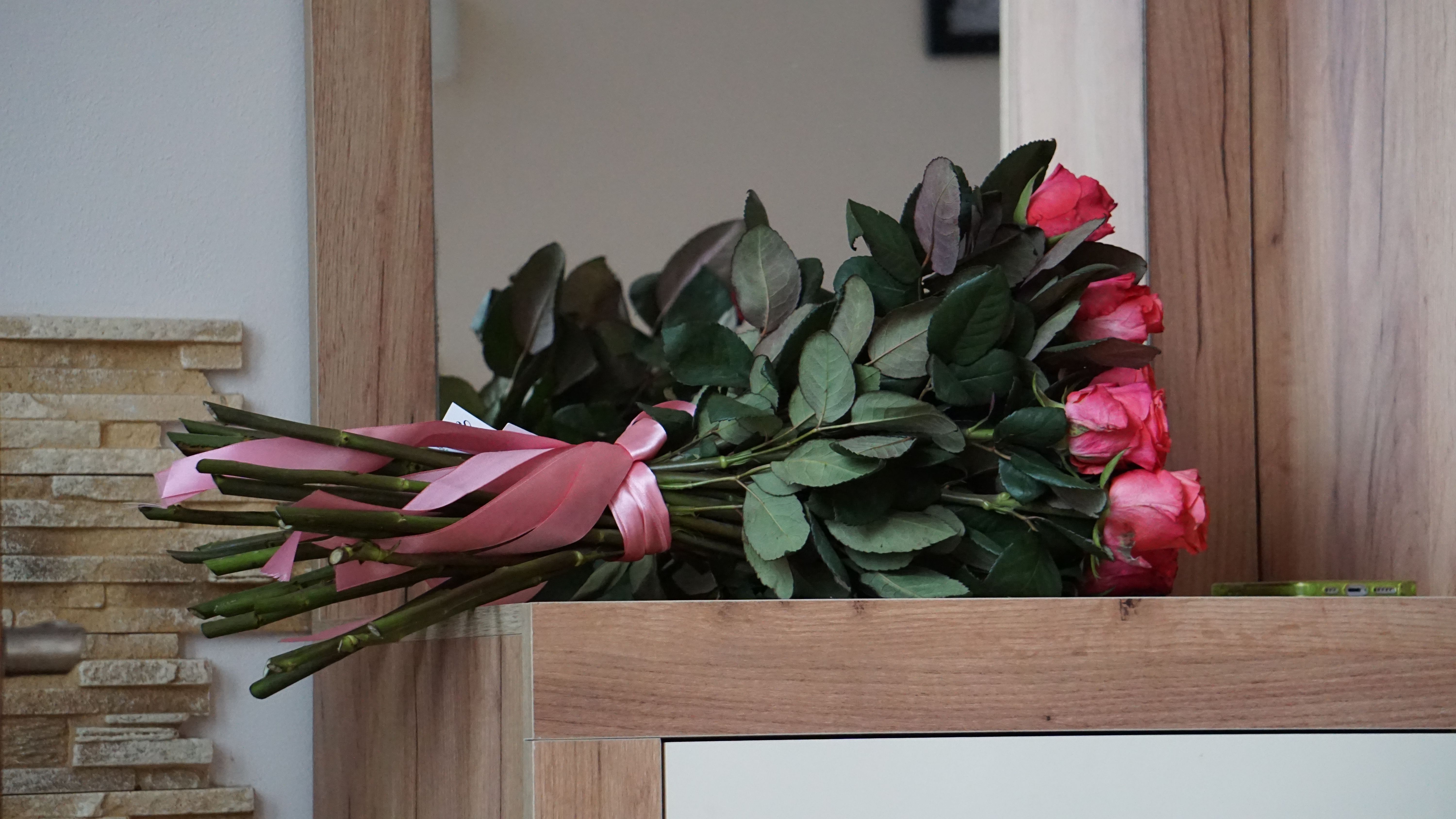 Mazzo di fiori appena legati con nastro