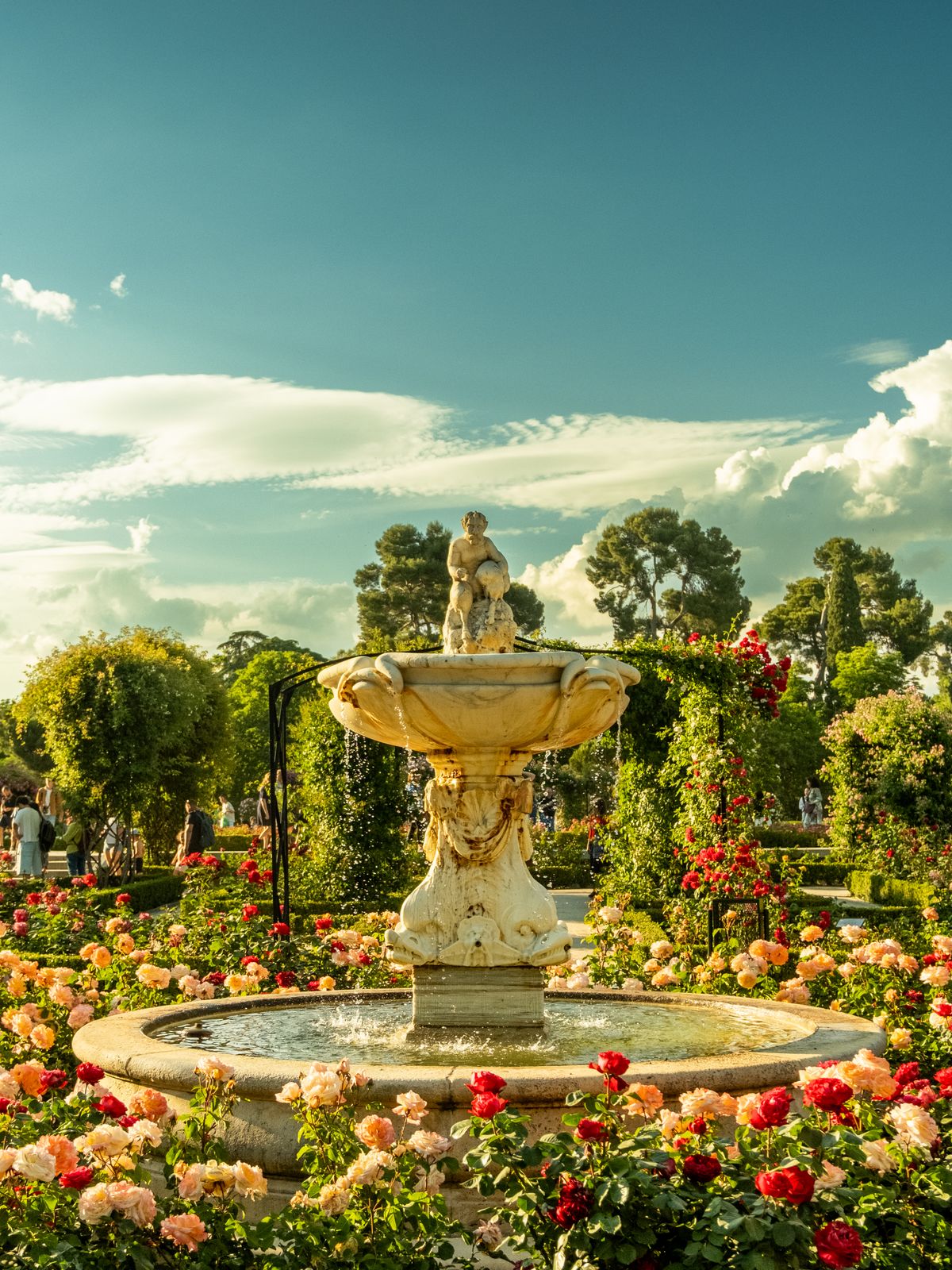 Fuente con rosas en la Rosaleda del Parque del Oeste, uno de los jardines más románticos de Madrid