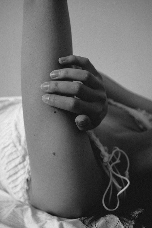 Free Artistic black and white photo focusing on human form and textures. Stock Photo